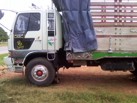 HINO FL 3H - 195 HP HO7D สิบล้อเพลาเดียว รถล่องสภาพสวยพร้อมใช้งาน เครื่องแห้งแรงดี ภายในเก๋งสวยครบ แอร์ พวงมาลัยเพาเวอร์ กระบะไม้คอกสูงเกษตรสภาพดีไม่มีผุพร้อมบรรทุกได้เลย ช่วงล่างคัชซีสวย เอกสารทะเบียนภาษีครบพร้อมโอนครับ
