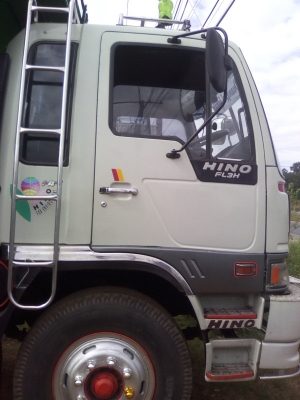 HINO FL 3H - 195 HP HO7D สิบล้อเพลาเดียว รถล่องสภาพสวยพร้อมใช้งาน เครื่องแห้งแรงดี ภายในเก๋งสวยครบ แอร์ พวงมาลัยเพาเวอร์ กระบะไม้คอกสูงเกษตรสภาพดีไม่มีผุพร้อมบรรทุกได้เลย ช่วงล่างคัชซีสวย เอกสารทะเบียนภาษีครบพร้อมโอนครับ