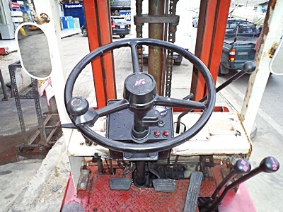 ขายรถยกนิสสัน 1.5 ตัน  เครื่องดีเซล   เสาสูง 3 เมตร  พวงมาลัยเพาเว่อร์  สีเดิมจากนอก นำเข้าจากญี่ปุ่น ใช้งานได้ทันที