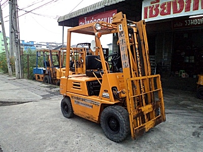 ขายรถยกนิสสัน 1.5 ตัน  เครื่องดีเซล   เสาสูง 3 เมตร  พวงมาลัยเพาเว่อร์  สีเดิมจากนอก นำเข้าจากญี่ปุ่น ใช้งานได้ทันที