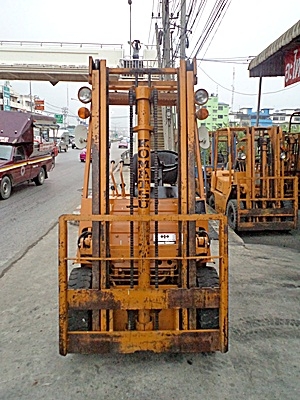 ขายรถยกนิสสัน 1.5 ตัน  เครื่องดีเซล   เสาสูง 3 เมตร  พวงมาลัยเพาเว่อร์  สีเดิมจากนอก นำเข้าจากญี่ปุ่น ใช้งานได้ทันที