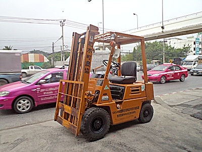 ขายรถยกนิสสัน 1.5 ตัน  เครื่องดีเซล   เสาสูง 3 เมตร  พวงมาลัยเพาเว่อร์  สีเดิมจากนอก นำเข้าจากญี่ปุ่น ใช้งานได้ทันที