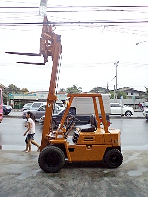 ขายรถยกนิสสัน 1.5 ตัน  เครื่องดีเซล   เสาสูง 3 เมตร  พวงมาลัยเพาเว่อร์  สีเดิมจากนอก นำเข้าจากญี่ปุ่น ใช้งานได้ทันที