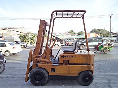 ขายรถยก 2 ตัน  เครื่องดีเซล  เสาสูง 3 เมตร   พวงมาลัยเพาเว่อร์  นำเข้าจากญี่ปุ่น ใช้งานได้ทันที