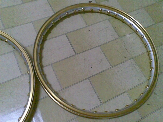 ขายล้อ COM แท้ 17x1.20 สองสี ทองเงิน 1 คู่ ราคา 600 โทร 0831799040 โส