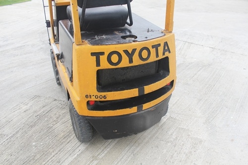 à¸£à¸–à¹‚à¸Ÿà¸¥à¹Œà¸„à¸¥à¸´à¸Ÿà¸—à¹Œ à¸¢à¸µà¹ˆà¸«à¹‰à¸­ TOYOTA à¹€à¸„à¸£à¸·à¹ˆà¸­à¸‡ 3P à¸‚à¸™à¸²à¸” 1 à¸•à¸±à¸™