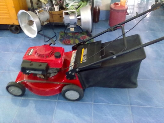 เครื่องตัดหญ้า HONDA มีที่เก็บหญ้า สภาพ 90\% คุณเล็ก 081-2862861