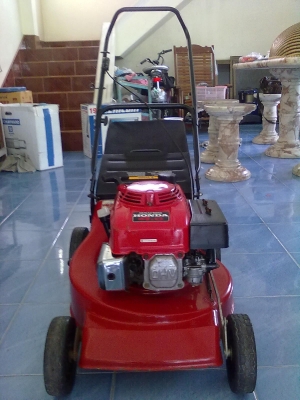 เครื่องตัดหญ้า HONDA มีที่เก็บหญ้า สภาพ 90\% คุณเล็ก 081-2862861