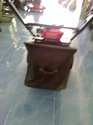 เครื่องตัดหญ้า HONDA มีที่เก็บหญ้า สภาพ 90\% คุณเล็ก 081-2862861