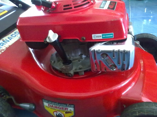 เครื่องตัดหญ้า HONDA มีที่เก็บหญ้า สภาพ 90\% คุณเล็ก 081-2862861