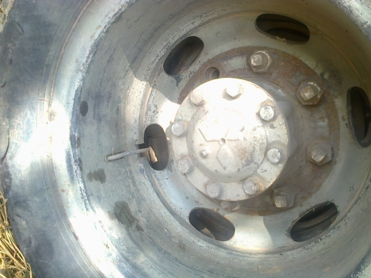 HINO KT 925 - 185 HP HO7C รถหางปลาสิบล้อเพลาเดียว ช่วงล่างเพลาใหญ่ใช้ของ มิตซู FUSO ใช้ลาก SK-200 ได้สบายครับ เครื่องแรงดี ภายในเก๋งครบ หัว F18 พวงมาลัยเพาเวอร์ เบรคทริ๊ปฟี้ เอกสารเล่มทะเบียนครบพร้อมโอนครบ