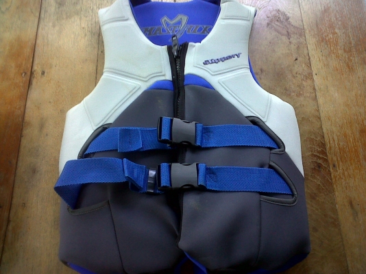 เสื้อชูชีพ Slippery สภาพใหม่มาก ไม่เคยลงน้ำ เก็บอย่างเดียว เสื้อชูชีพ Slippery สภาพใหม่มาก ไม่เคยลงน้ำ เก็บอย่างเดียว