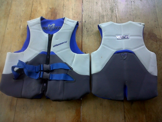 เสื้อชูชีพ Slippery สภาพใหม่มาก ไม่เคยลงน้ำ เก็บอย่างเดียว