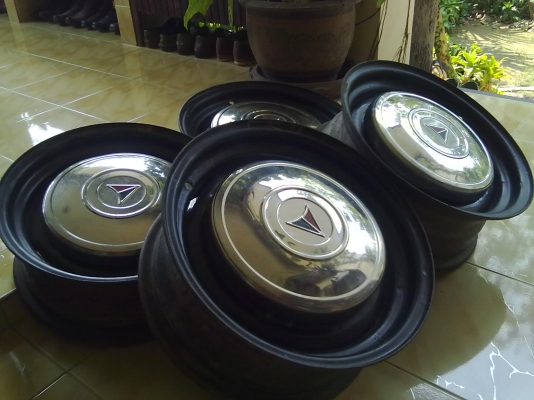 ขายกะทะล้อขอบ 14/5รู/114 ของ Valiant พร้อมฝาครอบล้อสแตนเลสและที่ติดแผ่นป้ายทะเบียน
