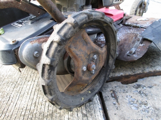 รหัส:12000888รถตัดหญ้าใช้เครื่องเบนซินGK1พร้อมทำงานwww.nihonmono.com