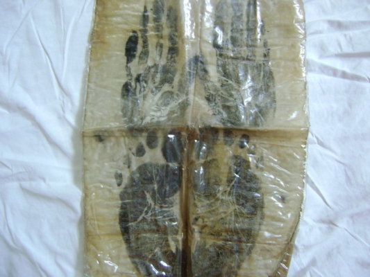 ผ้ายันต์รอยมือรอยเท้า หลวงปู่เขียว วัดหรงบน