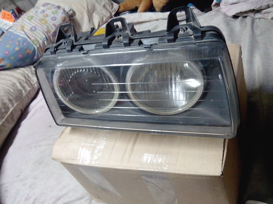 *ขายโคมไฟหน้า BMW e36 4d โปรเจคเตอร์มีวงแหวนรอบนอกขายถูกๆๆมีรูปคับ*