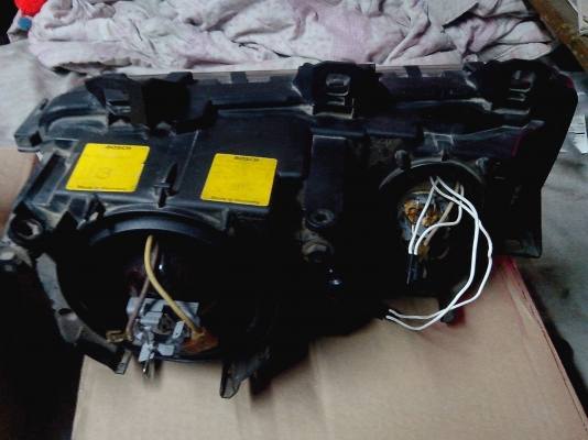 *ขายโคมไฟหน้า BMW e36 4d โปรเจคเตอร์มีวงแหวนรอบนอกขายถูกๆๆมีรูปคับ*