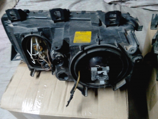 *ขายโคมไฟหน้า BMW e36 4d โปรเจคเตอร์มีวงแหวนรอบนอกขายถูกๆๆมีรูปคับ*