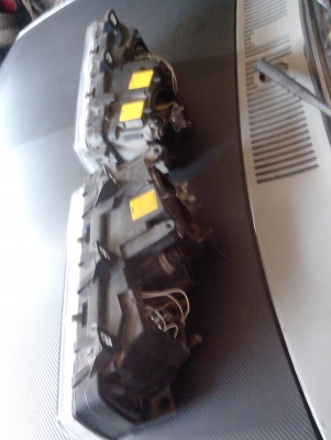 *ขายโคมไฟหน้า BMW e36 4d โปรเจคเตอร์มีวงแหวนรอบนอกขายถูกๆๆมีรูปคับ*