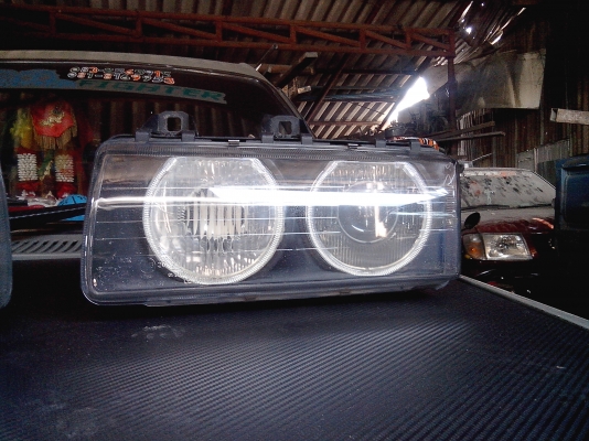 *ขายโคมไฟหน้า BMW e36 4d โปรเจคเตอร์มีวงแหวนรอบนอกขายถูกๆๆมีรูปคับ*