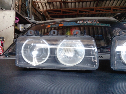 *ขายโคมไฟหน้า BMW e36 4d โปรเจคเตอร์มีวงแหวนรอบนอกขายถูกๆๆมีรูปคับ*