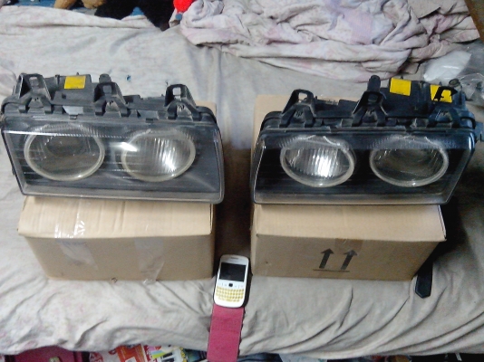 *ขายโคมไฟหน้า BMW e36 4d โปรเจคเตอร์มีวงแหวนรอบนอกขายถูกๆๆมีรูปคับ*