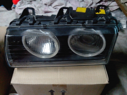 *ขายโคมไฟหน้า BMW e36 4d โปรเจคเตอร์มีวงแหวนรอบนอกขายถูกๆๆมีรูปคับ*