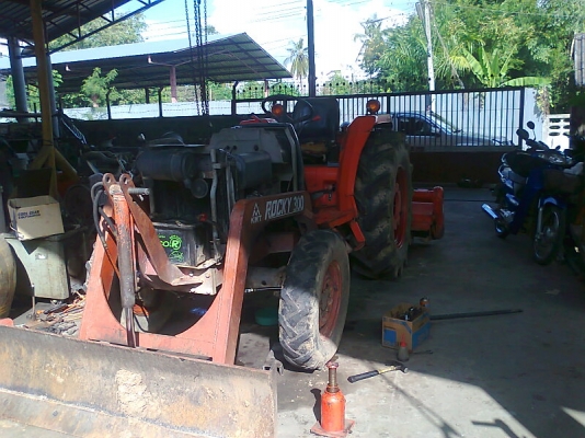 ขายด่วน!..รถไถ KUBOTA L4200 มีใบดันหน้า และจอบหมุน.