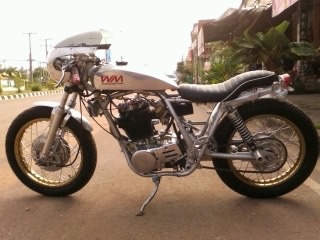 SR400 แต่งเต็ม ถังWM ออย MOMIN ใครมีรถอะไรมา แลกก็ด้ายนะคับ