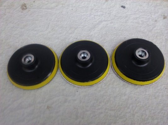 ใบขัดกระดาษทรายมีรูน๊อคหมุนเข้ากับหินเจียร์มือได้เลย จับยึดกระดาษทรายง่าย