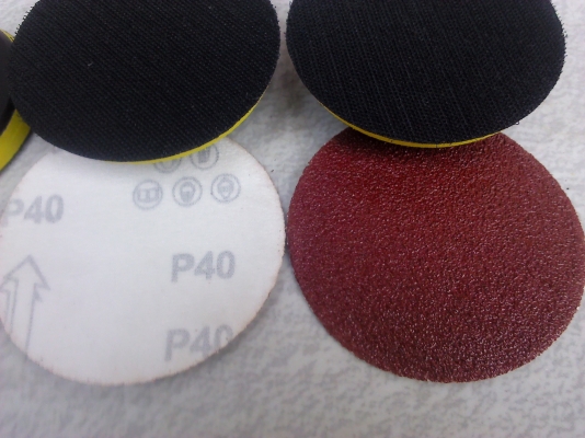แผ่นกระดาษทรายมีเบอร์ 40และ120 สำหรับติดกับชุดจับหินเจียร์มือใช้เป็นเครื่องขัดกระดาษทราย