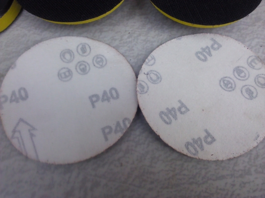 แผ่นกระดาษทรายมีเบอร์ 40และ120 สำหรับติดกับชุดจับหินเจียร์มือใช้เป็นเครื่องขัดกระดาษทราย