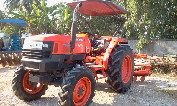 ขายรถไถคูโบต้า45แรงพร้อมผานหกรถใช้งานน้อย900ชั่วโมงครับ