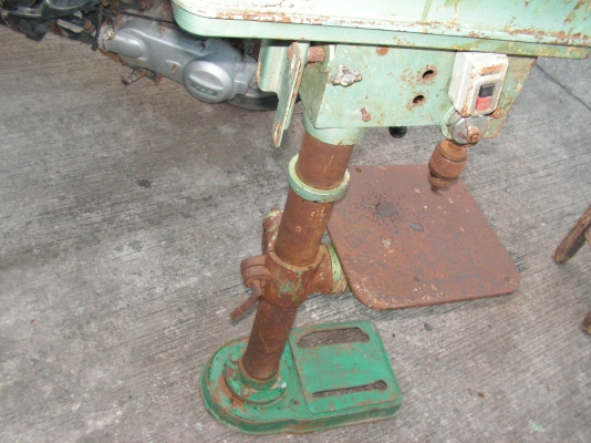 แท่นสว่านเจาะแบบตั้งพื้น(คุณสง่าอยู่กบินบุรีรับไปดูเเลต่อเเล้วครับ)