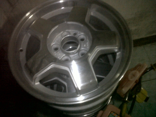 ขายแม็กVOLVO ขอบ15 5รู เมคอินเยอร์มัน พึ้งทำสีมาใหม่ ปัดเงาก้าน ขอขาย 3000  เบาะสปาโก้งานไทย มีขาดรูนิดนึงตอนซื้อมา8000ทำขาไปอีก1000 ขอขายที่3000 ขายตายสภาพ สนใจคุยกัน