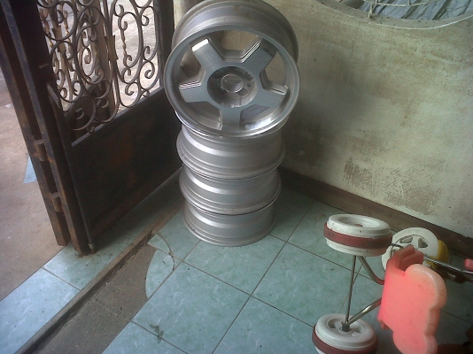 ขายแม็กVOLVO ขอบ15 5รู เมคอินเยอร์มัน พึ้งทำสีมาใหม่ ปัดเงาก้าน ขอขาย 3000  เบาะสปาโก้งานไทย มีขาดรูนิดนึงตอนซื้อมา8000ทำขาไปอีก1000 ขอขายที่3000 ขายตายสภาพ สนใจคุยกัน