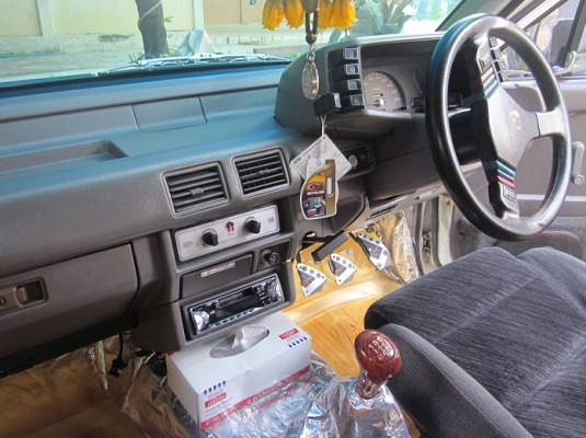 ISUZU  อีซูซุ ปี 89  สีขาวเดิม 4 ประตู  MAX 15 ราคา 159,000 บาท