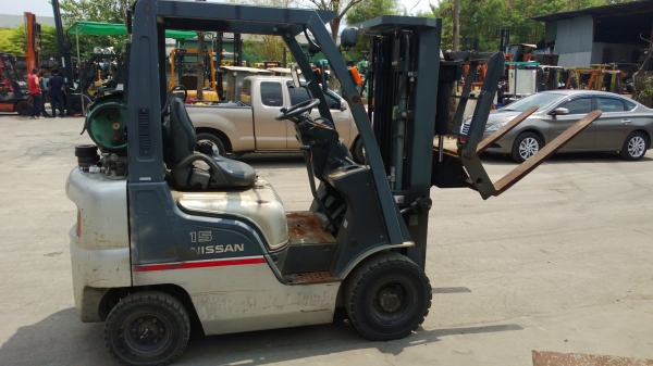 รถยกนิสสัน 1.5 ตัน เสาสูง 4.5 เมตร งาเทได้ เกียร์ธรรมดา เครื่องเบนซินติดแก๊ส