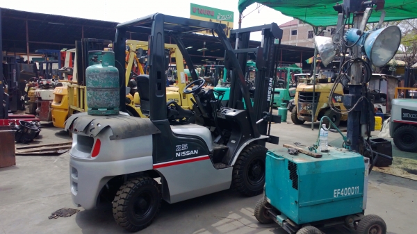 รถยกนิสสัน 2.5 ตัน เสาสูง 3 เมตร เกียร์ธรรมดา เครื่องเบนซินติดแก๊สเรียบร้อย