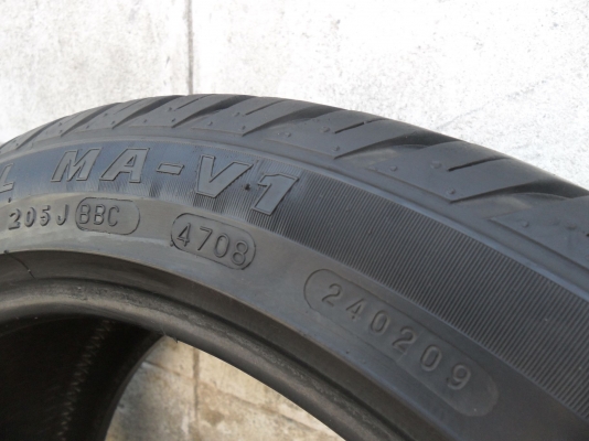 ยาง MAXXIS 215/45ZR17 ปี08 สวยๆ ยาง MAXXIS 215/45ZR17 ปี08 สวยๆ