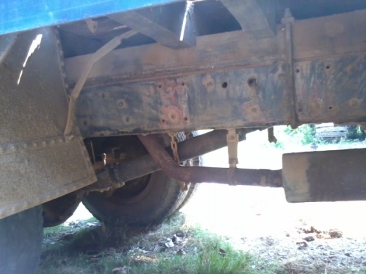 สิบล้อหน้ายาวท้ายลาด บรรทุกรถเกี่ยว เพลาเดียว ทะเบียนพร้อมโอน พร้อมใช้ พวงมาลัยธรรมดาแต่เบา เบรคลมดูด