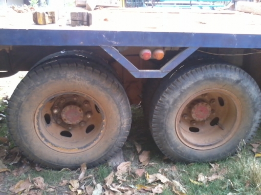 สิบล้อหน้ายาวท้ายลาด บรรทุกรถเกี่ยว เพลาเดียว ทะเบียนพร้อมโอน พร้อมใช้ พวงมาลัยธรรมดาแต่เบา เบรคลมดูด