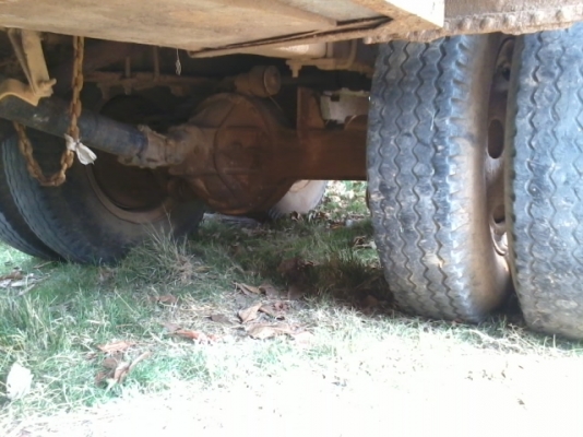 สิบล้อหน้ายาวท้ายลาด บรรทุกรถเกี่ยว เพลาเดียว ทะเบียนพร้อมโอน พร้อมใช้ พวงมาลัยธรรมดาแต่เบา เบรคลมดูด