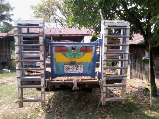 สิบล้อหน้ายาวท้ายลาด บรรทุกรถเกี่ยว เพลาเดียว ทะเบียนพร้อมโอน พร้อมใช้ พวงมาลัยธรรมดาแต่เบา เบรคลมดูด