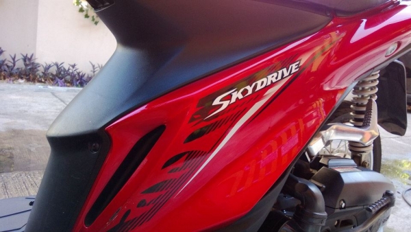 SKYDRIVE แดงตัดดำนิดๆ ลายใหม่ สวยมากกราฟฟิคแจ่ม ชุดสีเงางาม เข้มๆ