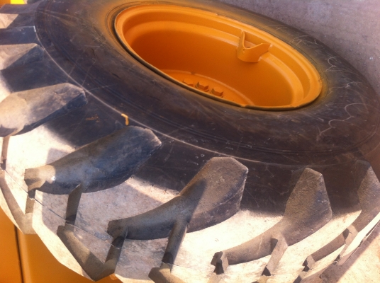 ขายด่วน KOMATSU 510 เครื่องยต์ฟิตใหม่ ระบบเบรคใหม่ ยางใหม่ 4 เส้น เกียร์ดี ทอร์คดี ทำสีใหม่ ต่อแขน ขยายบุ้งกี๋แล้ว สภาพพร้อมใช้งานได้ทันที จัดส่งฟรีทั่วประเทศ ราคาคุยกับเข้าของโดยตรง