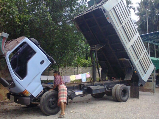 .รถบรรทุก 6 ล้อดั๊มพ์ ยี่ห้อ ISUZU 120 แรงม้าNPR // ติดต่อเจ้าของโดยตรง คุณเก่ง 822891433 รถใช้งานอยู่ครับ