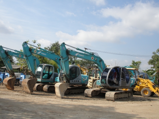 ให้เช่ารถแบคโฮ PC30 PC120 SK135 SK200 ราคากันเอง ติดต่อ บ.นิวคอน(999)