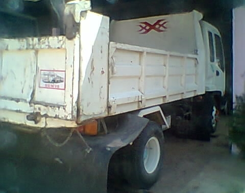 ISUZU DECA 195 HP 6HE1 หกล้อดั๊มพ์ เครื่องแน่นแรงดี หัวเก๋งภายในคอนโซลสวยครบ แอร์เย็น พ.เพาเวอร์ ก.ไฟฟ้า เบรคทริ๊ปฟี้ กระบะดั๊มพ์เหล็ก 6 ตันยาว 3.60 เมตรสภาพสวยดี ช่วงล่างคัชซีสวยไม่มีดาม ยาง 8.25 ขอบ 16 สภาพดี 70\% พร้อมบรรทุกพร้อมใช้งาน เอกสารทะเบียนภาษี